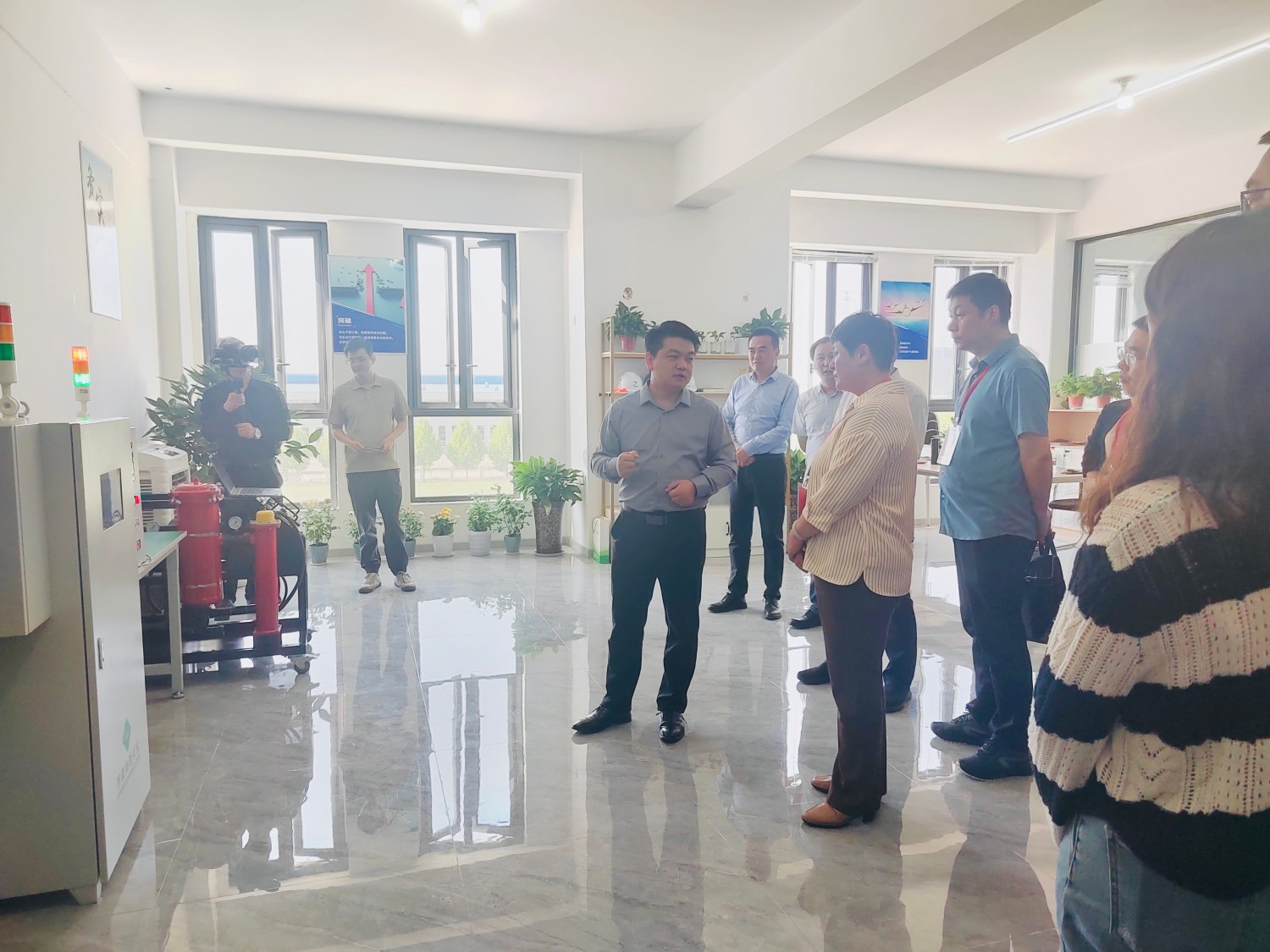 西工區(qū)人大常委會(huì)主任李文波帶領(lǐng)洛陽(yáng)市人大調(diào)研團(tuán)及區(qū)人大常委會(huì)科技創(chuàng)新專項(xiàng)監(jiān)督組來我單位指導(dǎo)調(diào)研