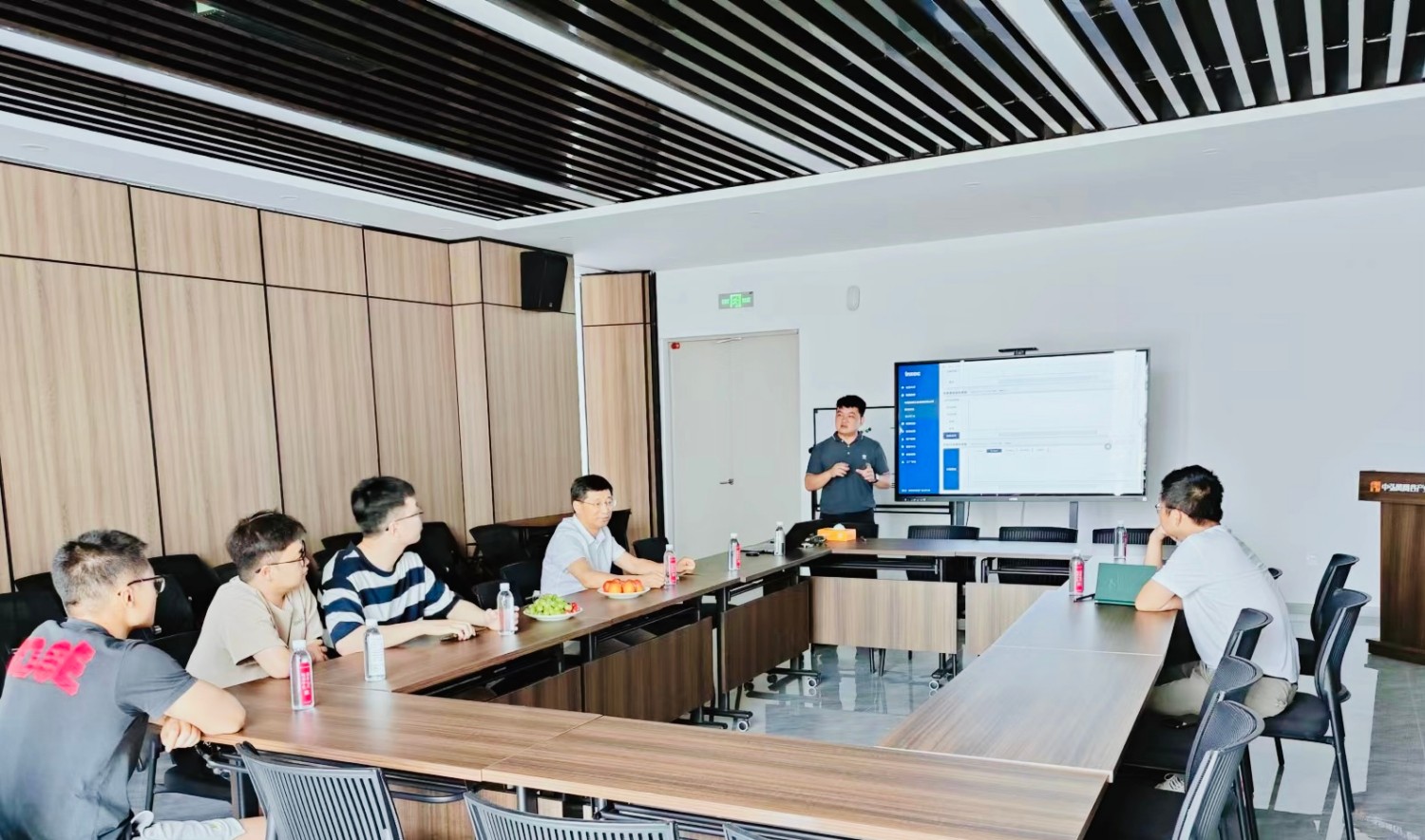 河南科技大學(xué)信息工程學(xué)院鄭副院長(zhǎng)帶領(lǐng)其團(tuán)隊(duì)至我司就智能潤(rùn)滑數(shù)據(jù)處理開展技術(shù)合作交底會(huì)